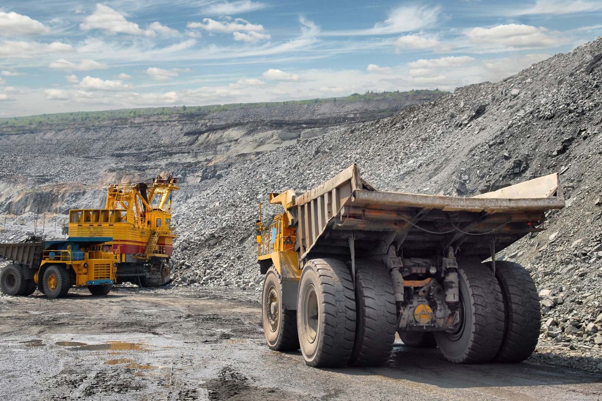 Mining-trucks-open-mine Predge-Mining